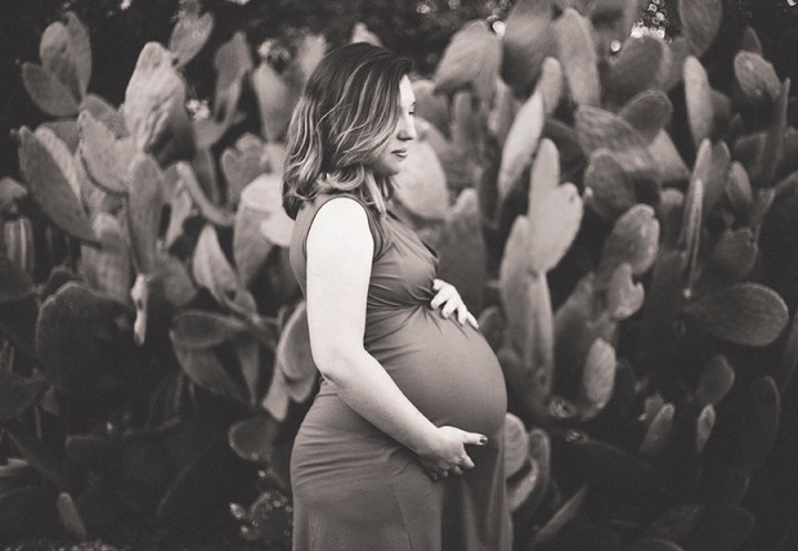 los angeles maternity photographer - pregnant portrait session pasadena arlington garden